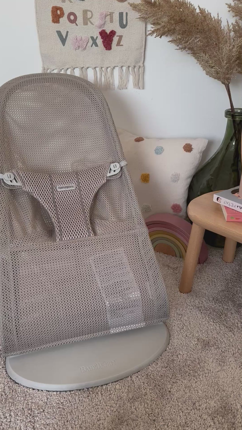 BabyBjörn lehátko Bliss Soft Mesh Beige