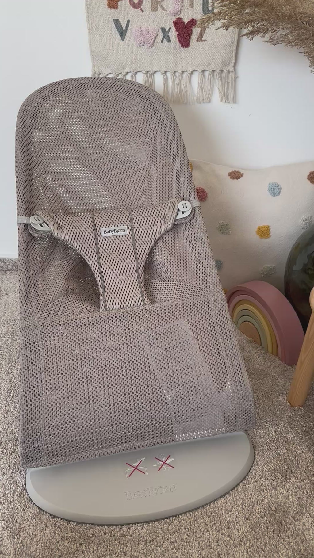 BabyBjörn lehátko Bliss Soft Mesh Grey Beige