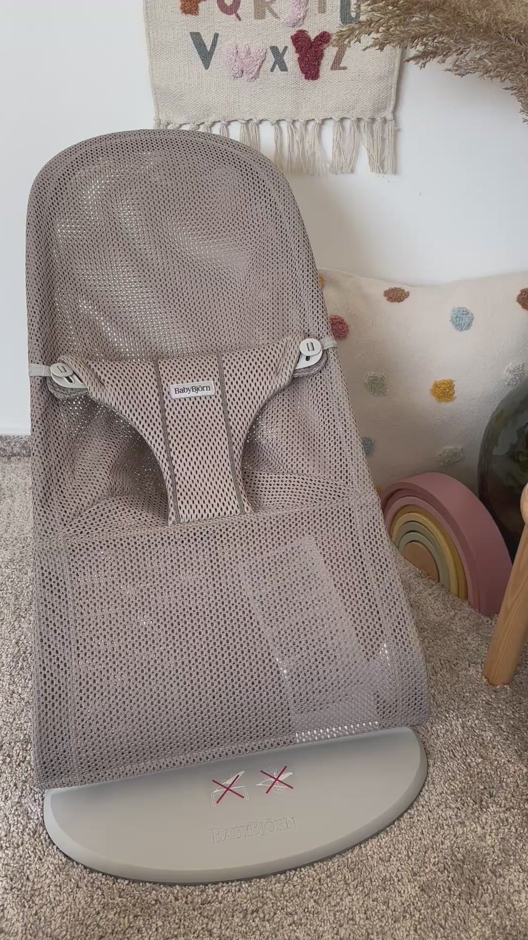 BabyBjörn lehátko Bliss Soft Mesh Grey Beige