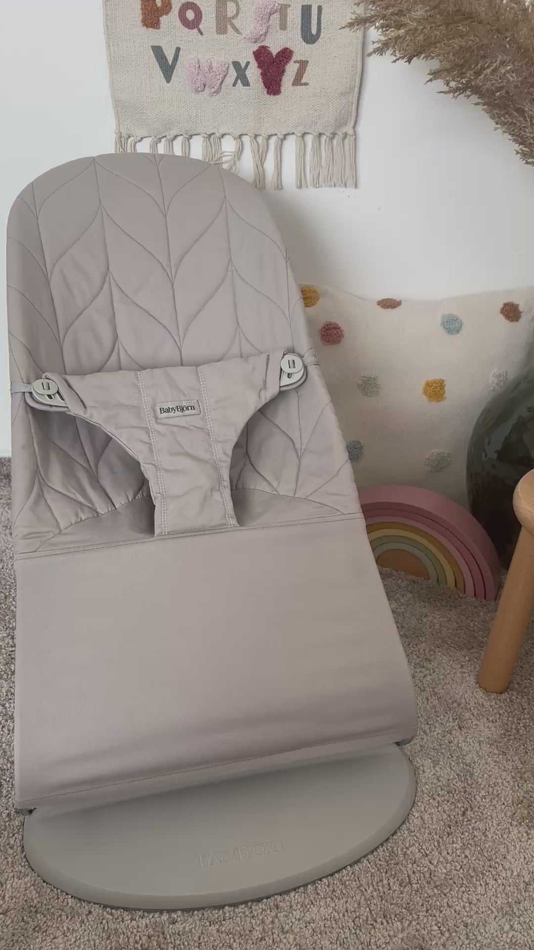 BabyBjörn lehátko Bliss Woven Petal Sand Grey